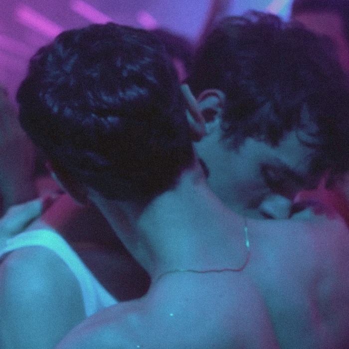 Deux garçons dansent sous les lumières roses d'une soirée Doctor Love à Paris