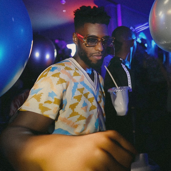 Portrait d’un clubber entre les ballons, soirée Doctor Love